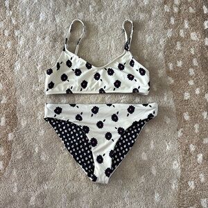 O’Neill bikini set bottoms are reversible size S top and S bottom